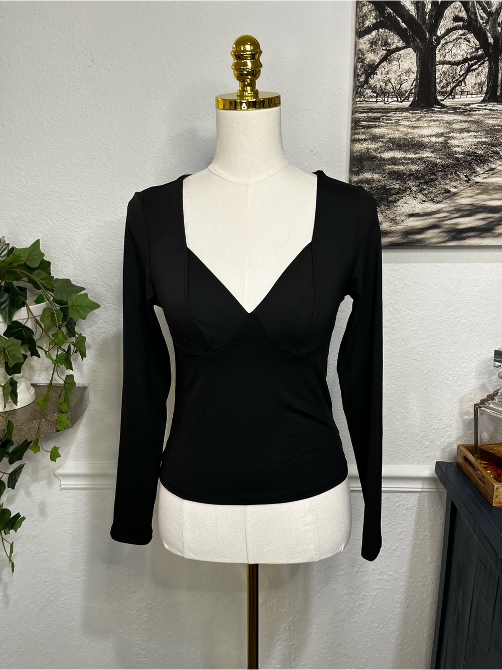 Trendy Queen Black Fitted Bodice Long-Sleeve V-Neck Fitted Tee Medium